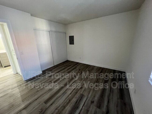 Building Photo - 1405 E Vegas Valley Dr