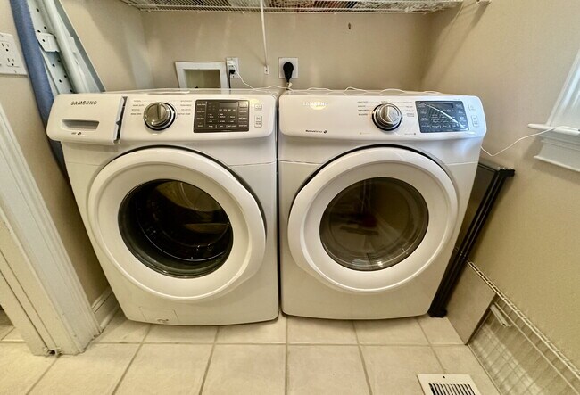 Building Photo - Spacious Two Bedroom Condo in the Crescent!