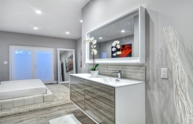 Building Photo - Private 3 Bed / 2 Bath Home with Incredible Outdoor Space