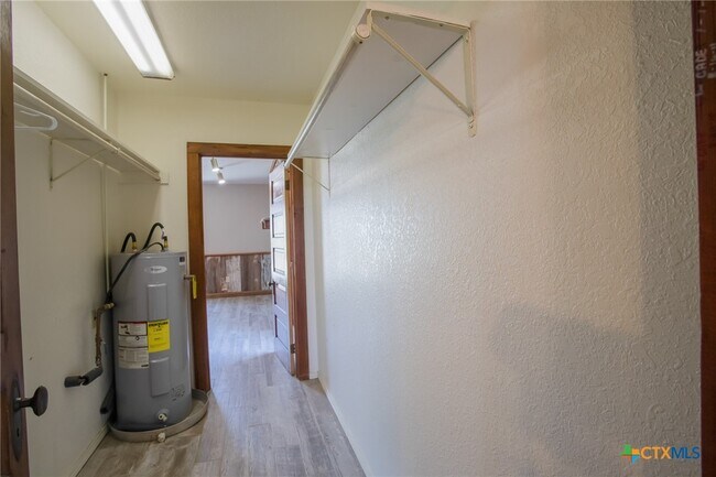 Building Photo - 4692 S E River Rd