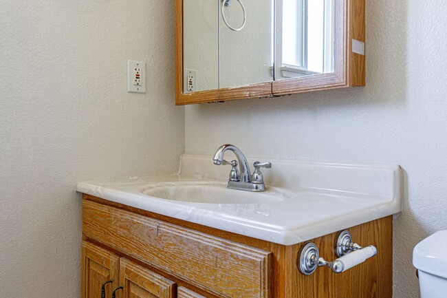 Building Photo - 3 bed 2 bath home for RENT in Modesto by H...