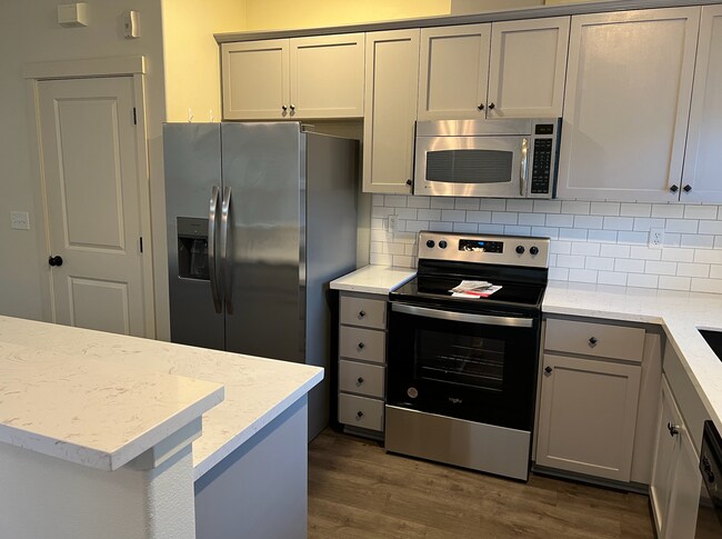 Building Photo - 635 NE Garswood Ln