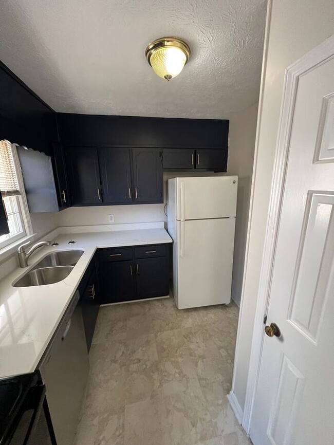 Building Photo - FINALLY A 2 BEDROOM 2.5 BATH IN LAWRENCEVILLE!