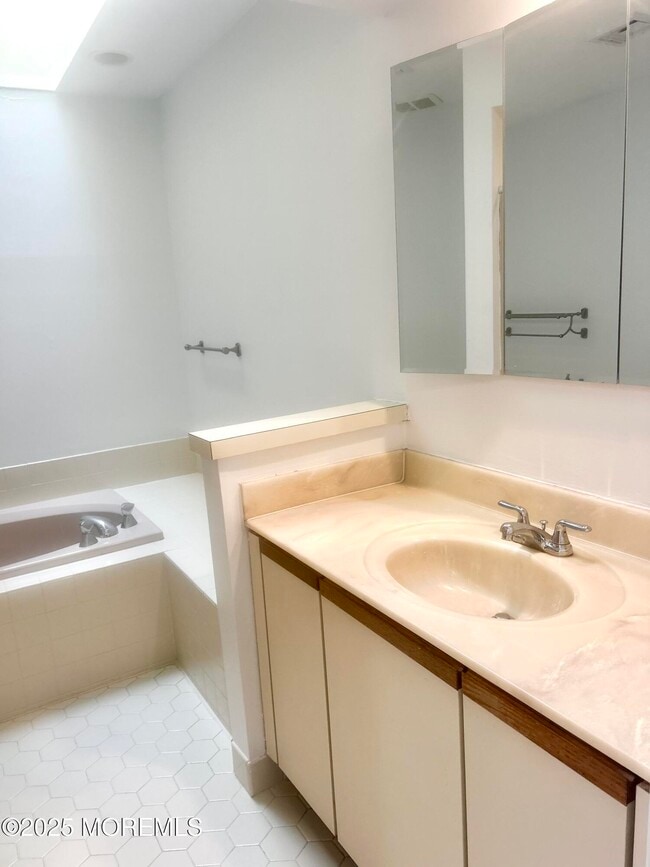 Building Photo - 5 Sea Breeze Ct
