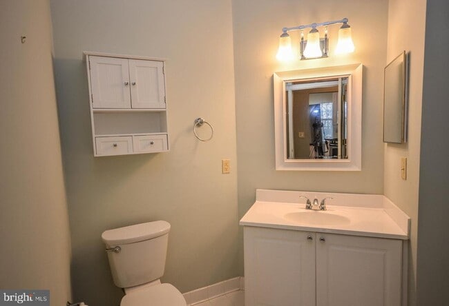 Building Photo - 4950 Brenman Park Dr
