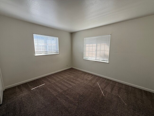 Building Photo - Cozy 2 bedroom 1 bathroom with pool!