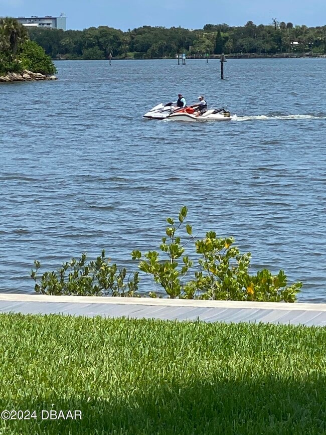 Building Photo - 715 S Beach St