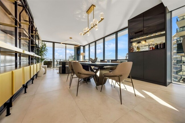 Building Photo - 700 NE 24th St