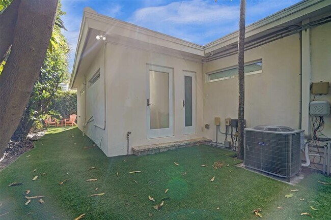 Building Photo - 2514 Yacht Club Blvd