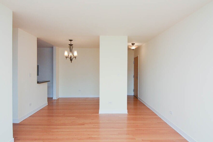 Building Photo - 628 W Wrightwood Ave