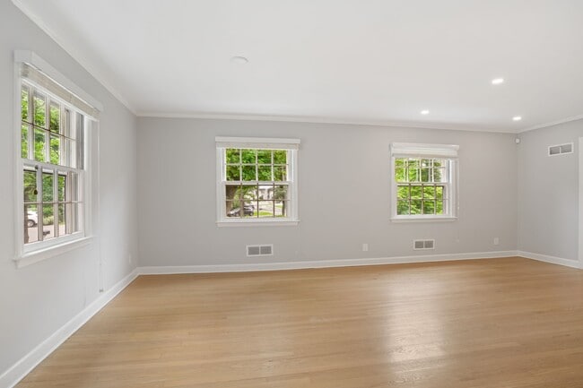 Building Photo - 35 Skylark Rd