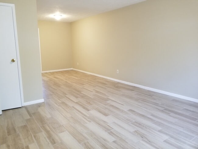 Building Photo - Charming 2Bed/1.5 Bath End-Unit Townhome Conveniently Located Near Schools, Shopping & Tyndall AFB!