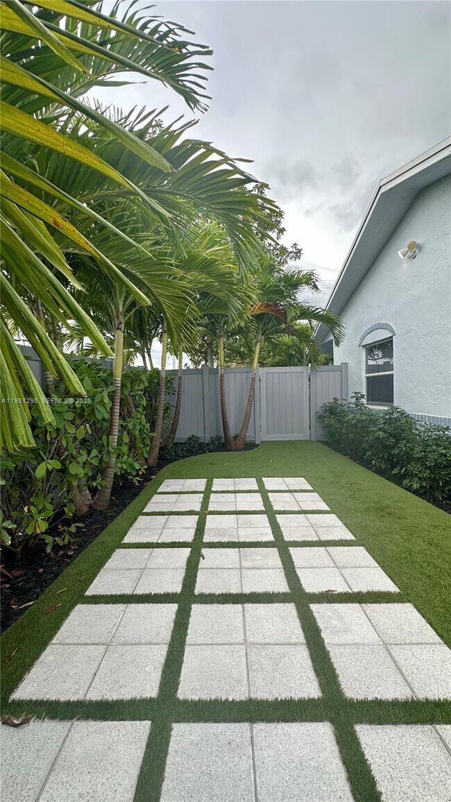 Building Photo - 1109 NE 6th Ave