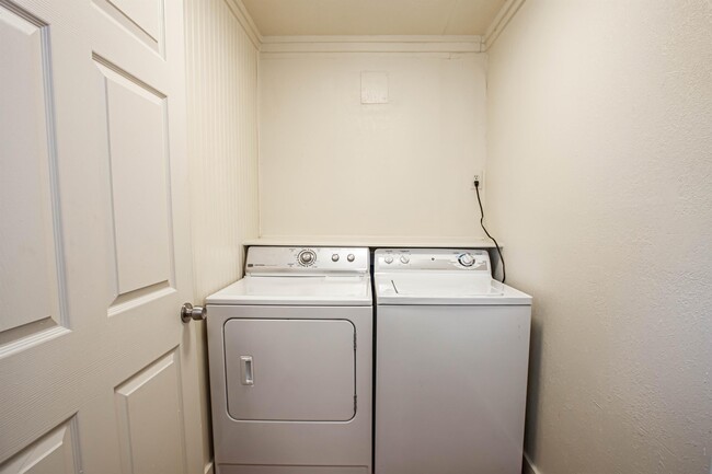 Building Photo - 2031 College View Rd