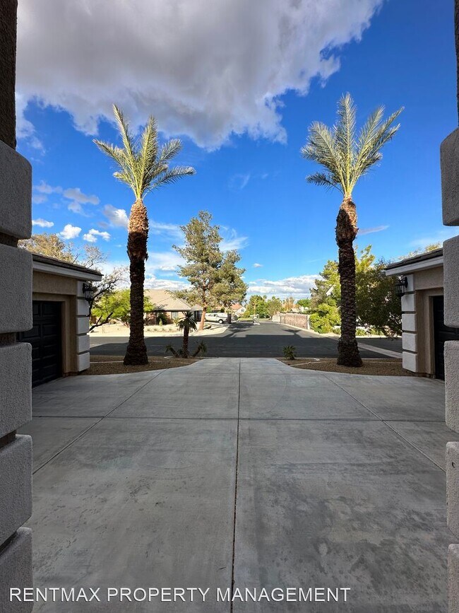 Building Photo - 4 br, 4.5 bath House - 2743 S MILLER LN