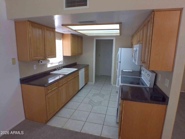 Building Photo - 5625 W Sunnyside Dr