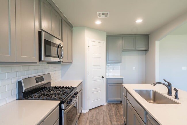 Building Photo - 3 Bed | 2 Bath in Broken Arrow!