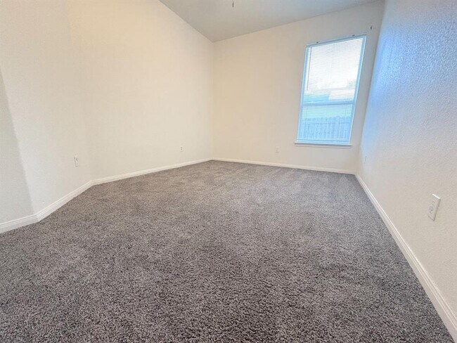 Building Photo - 313 S 6th St