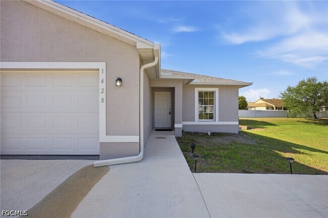 Building Photo - 1426-1428 Cape Coral Pkwy W