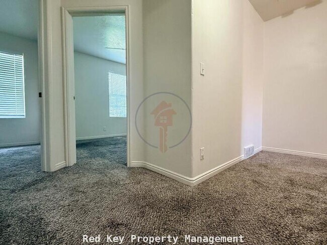 Building Photo - 40 W Townhome