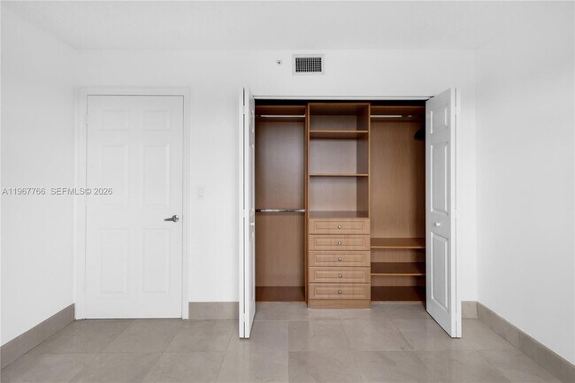 Building Photo - 3000 Coral Wy