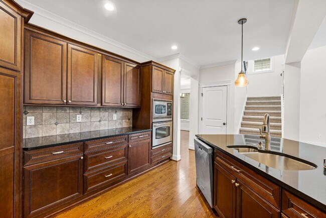 Building Photo - Elegant University Place Home with A/C, Tandem Garage, Office & Balcony Bedroom Near JBLM!