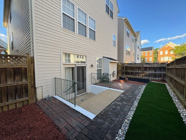 Building Photo - Stunning 4 Bed 3.5 Bath Brick Townhome In ...