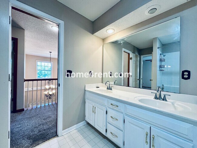 Building Photo - Beautiful, Spacious Home w/ Open Floor Pla...