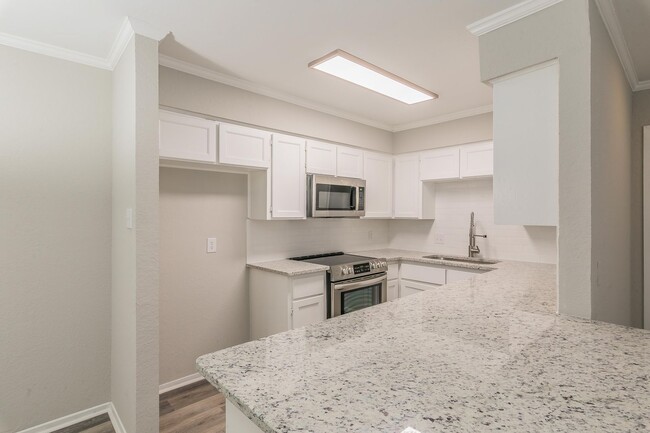 Building Photo - FULLY REMODELED 2 bedroom, 2 Bath in MONTI...