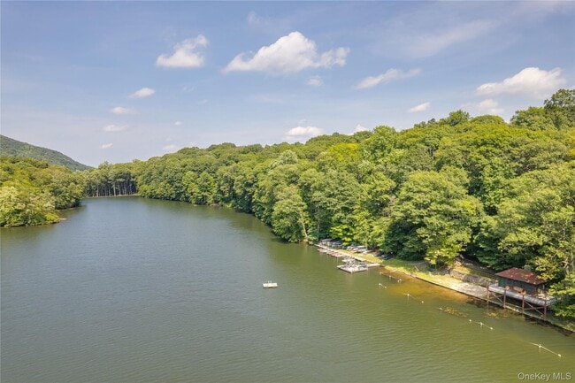 Building Photo - 6 Alpine Rd