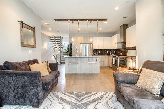 Building Photo - 1323 Elati St