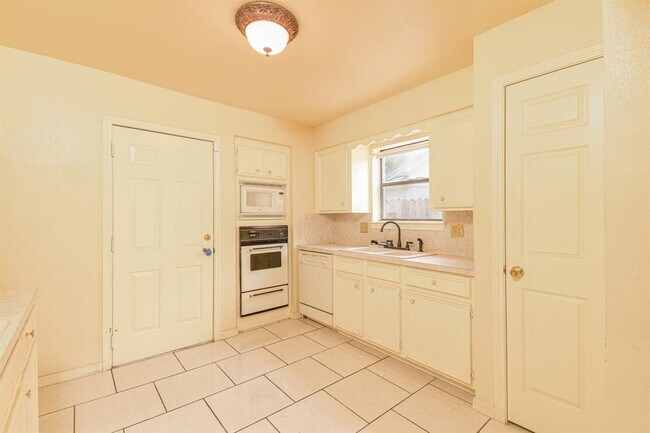 Building Photo - 3803 Lochmire Ln