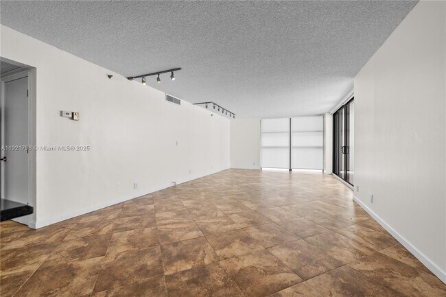 Building Photo - 20225 NE 34th Ct