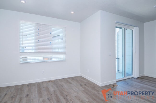 Building Photo - 1006 W 430 S