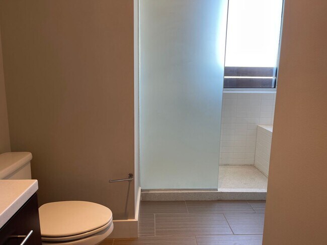 Building Photo - Contemporary Townhome East side of Downtow...