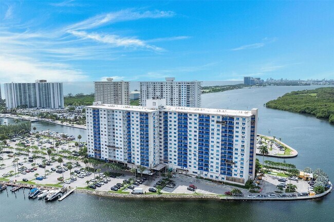 Building Photo - 400 Kings Point Dr