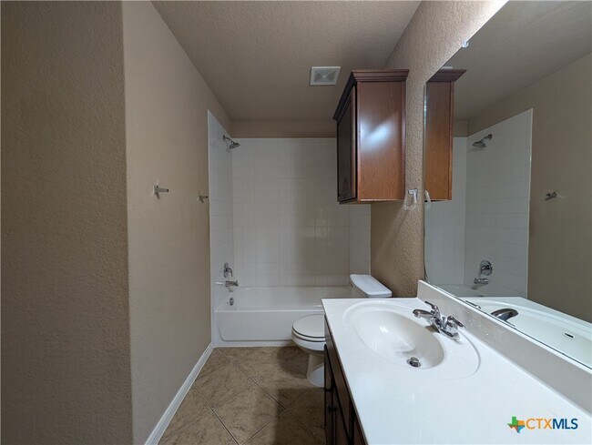 Building Photo - 212 Oak Creek Way