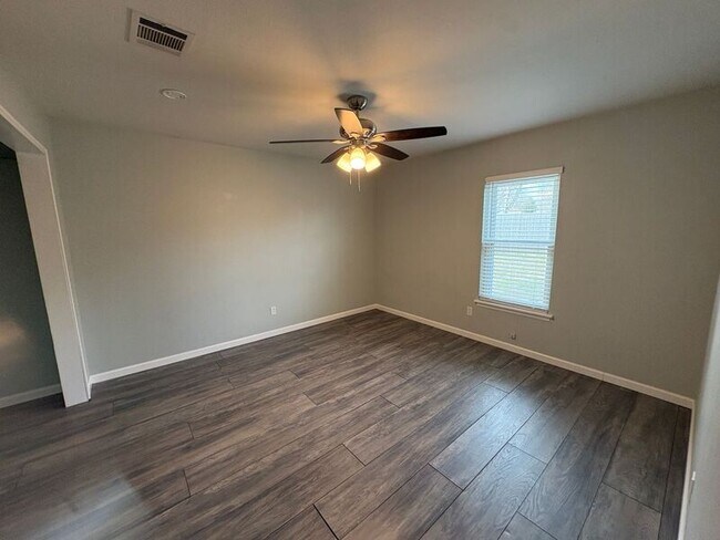 Building Photo - 400 Lakeside Dr