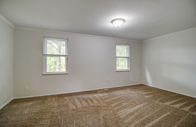 Building Photo - 204 Parkwood Dr