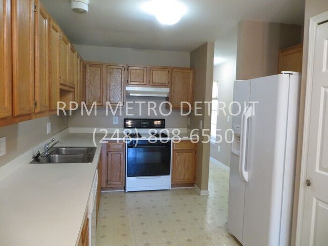 Building Photo - Sterling Heights Condo(16 Mile & Mound)