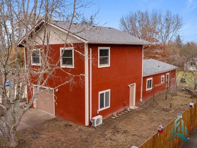 Building Photo - 315 SE Park Ave