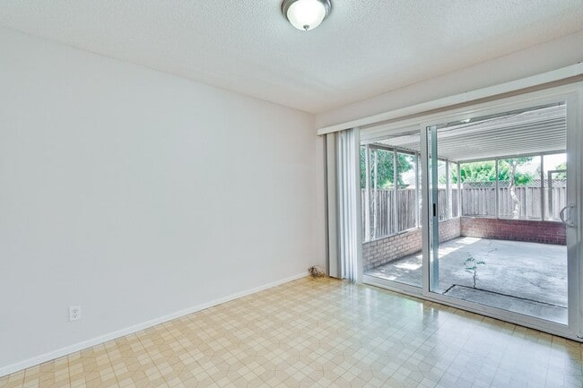 Building Photo - Spacious 3 Bedroom 2 Bath Home with 2 Car Garage and Central Air Conditioning