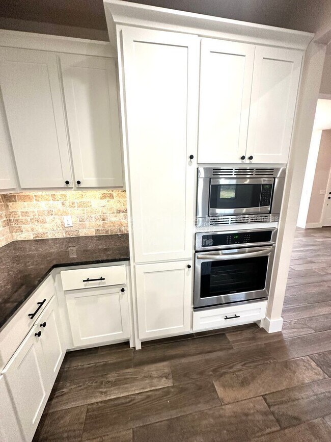 Building Photo - 3600 SW Brittany Rd