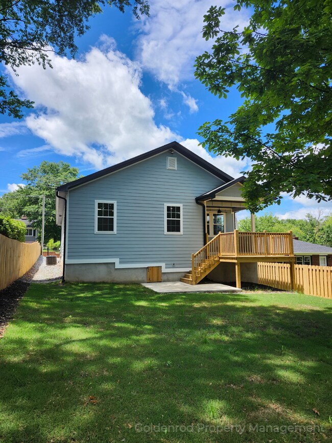 Building Photo - 208 Forest St