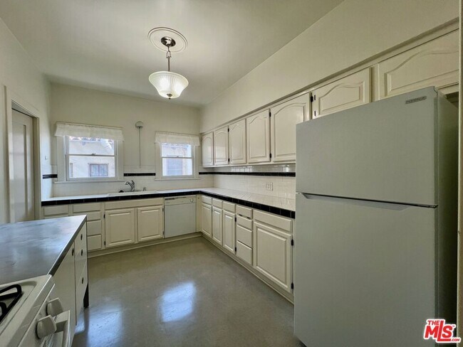 Building Photo - 145 N Sycamore Ave