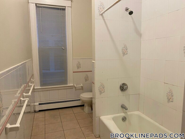 Building Photo - 38 Babcock St