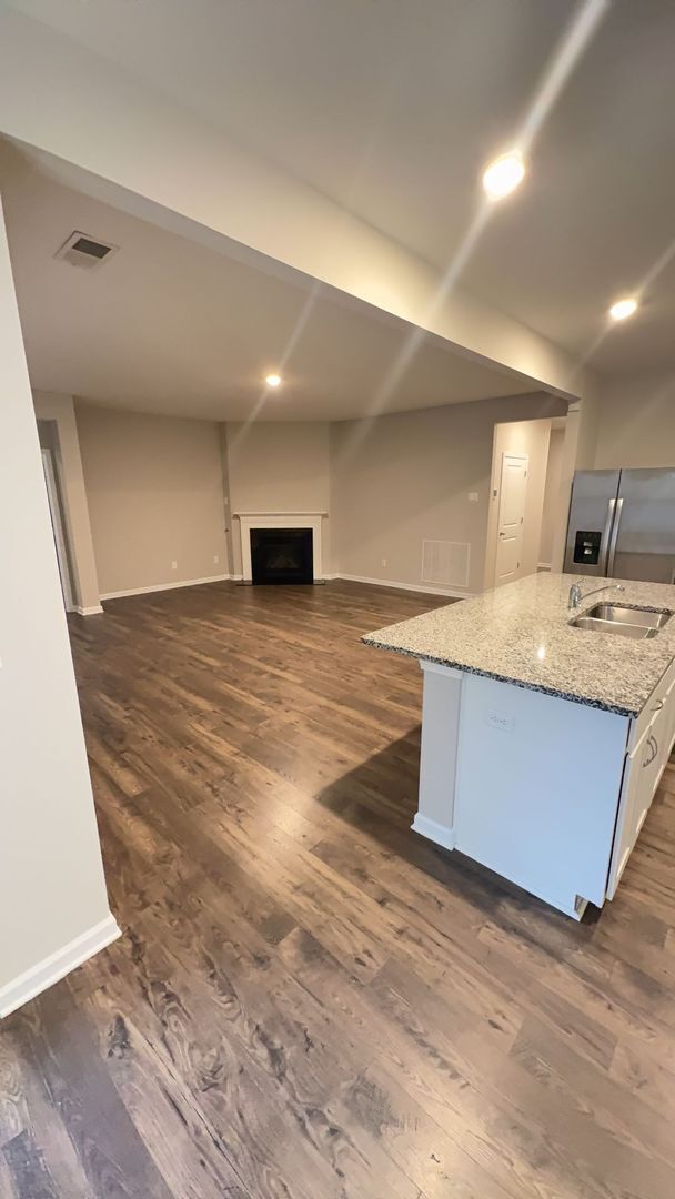 Building Photo - Stunning Spacious 4 bedroom 3 bath home in Oakland