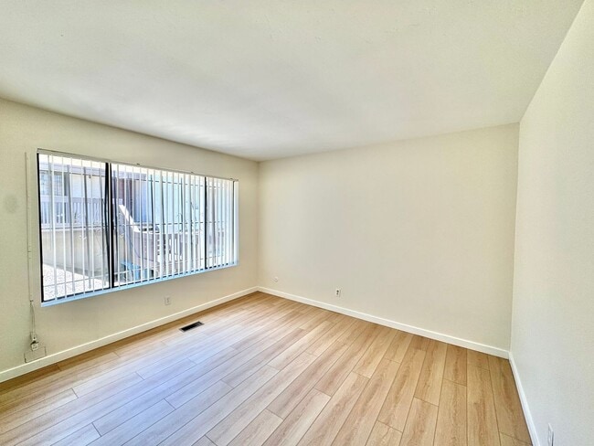 Building Photo - AVAILABLE NOW: BIG College Area Townhome 4bd/2.5ba HUGE garage, AC, pool, W/D