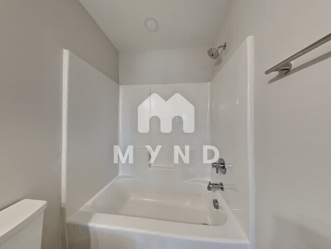 Building Photo - 632 Rush St