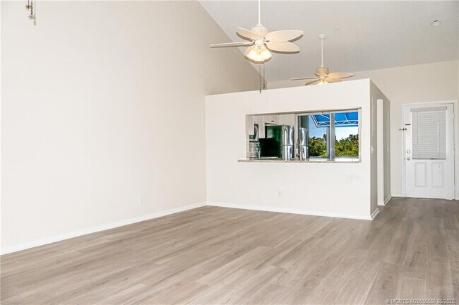 Building Photo - 1585 NE Beacon Dr